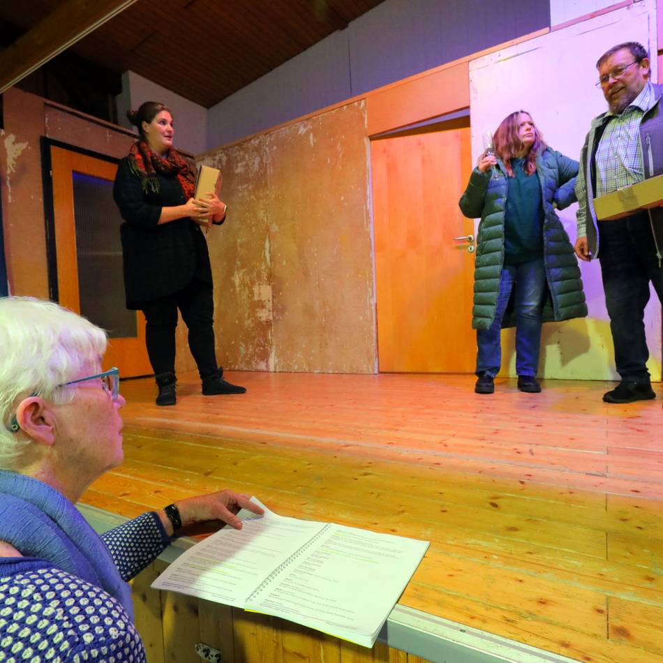 Neues Stück von „Hermann’s Bühne“ aus Rheinberg: Paketboten sorgen für Knatsch im Hausflur