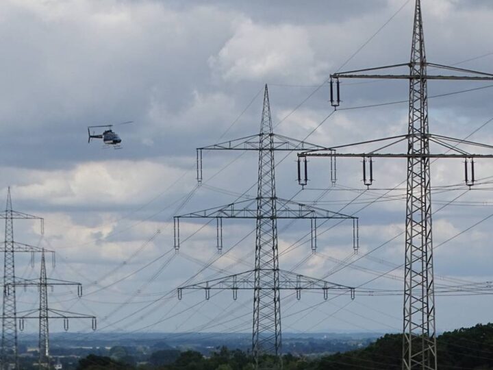 Übertragungsnetzbetreiber Amprion über Hückeswagen unterwegs: Freileitungskontrolle erfolgt per Helikopter