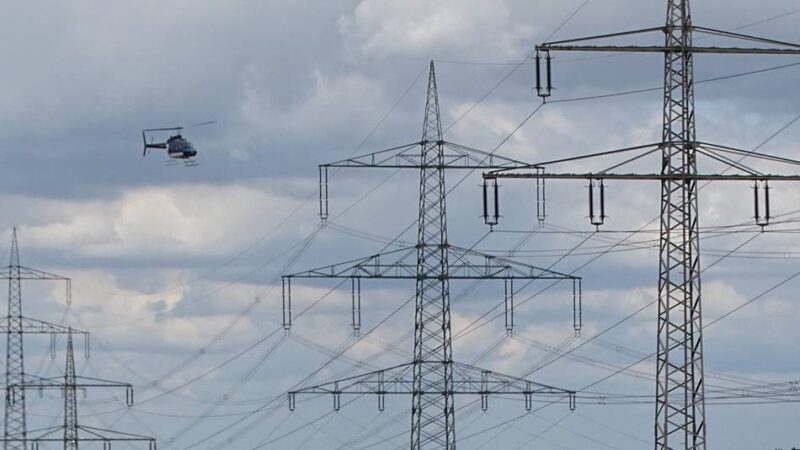 Übertragungsnetzbetreiber Amprion über Hückeswagen unterwegs: Freileitungskontrolle erfolgt per Helikopter