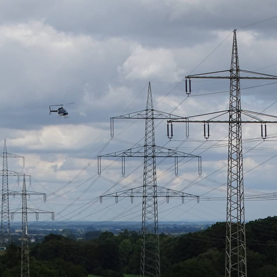 Übertragungsnetzbetreiber Amprion über Hückeswagen unterwegs: Freileitungskontrolle erfolgt per Helikopter