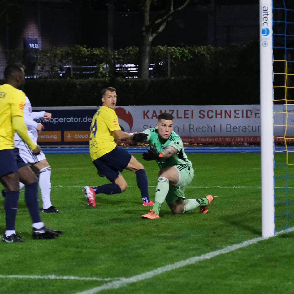 Abendspiel in Ratingen: Ratingen 04/19 überrollt den FC Büderich