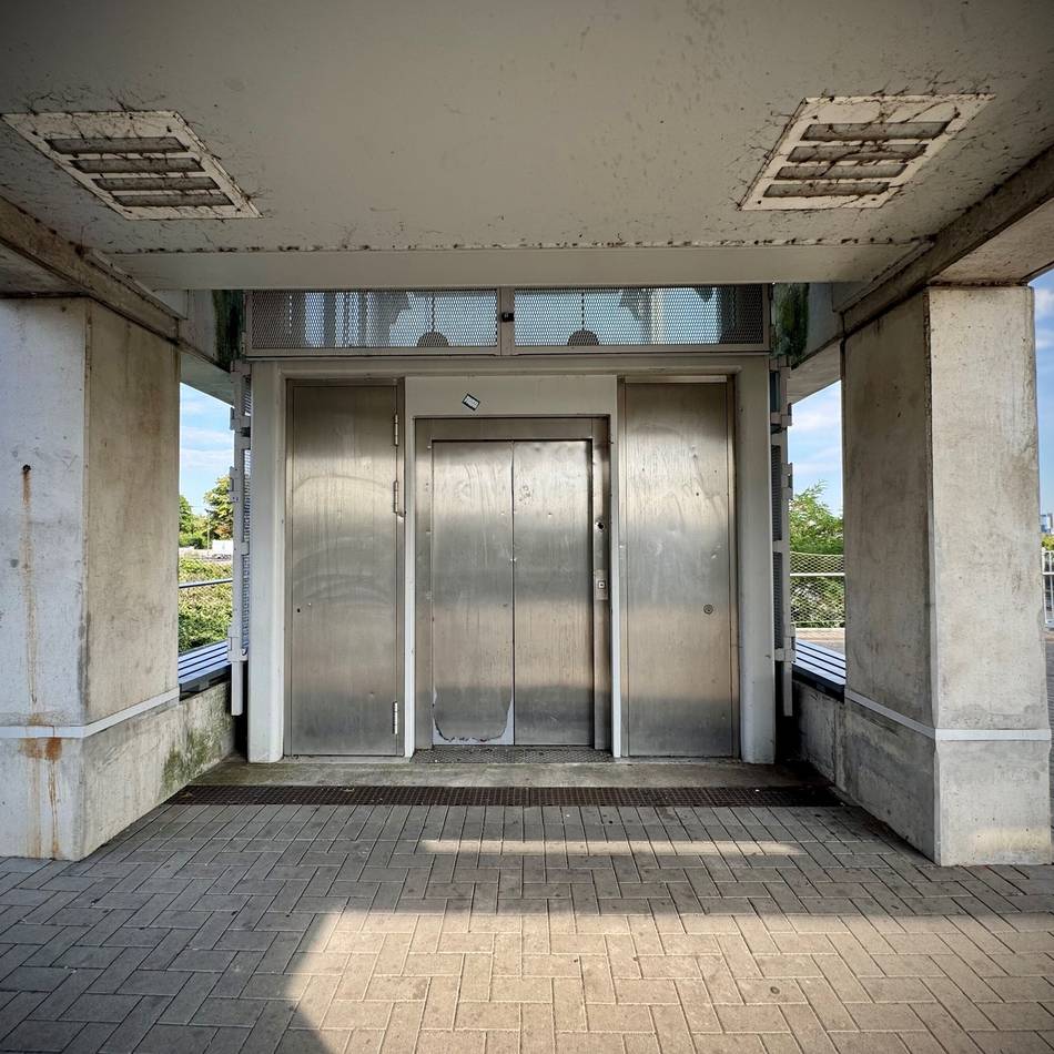 Neuer Ärger um Problem-Lift in Neuss: Pannen-Aufzug an Pierburg-Brücke länger defekt