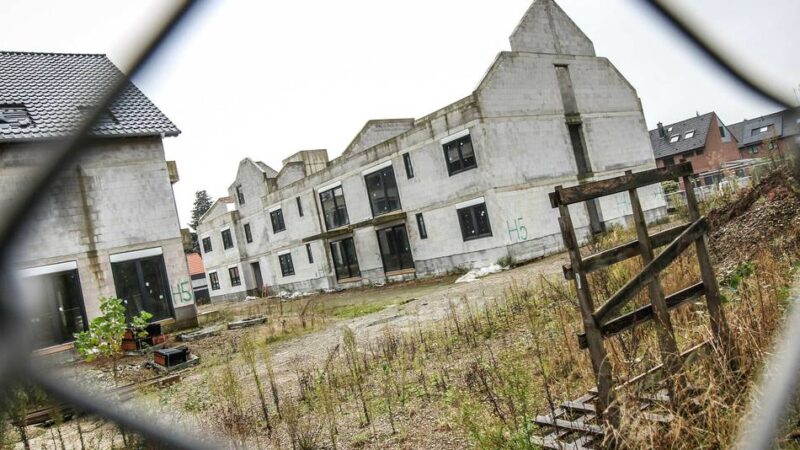 Kaufvertrag unterzeichnet: Neuer Investor will halbfertige Häuser von Langwaden retten