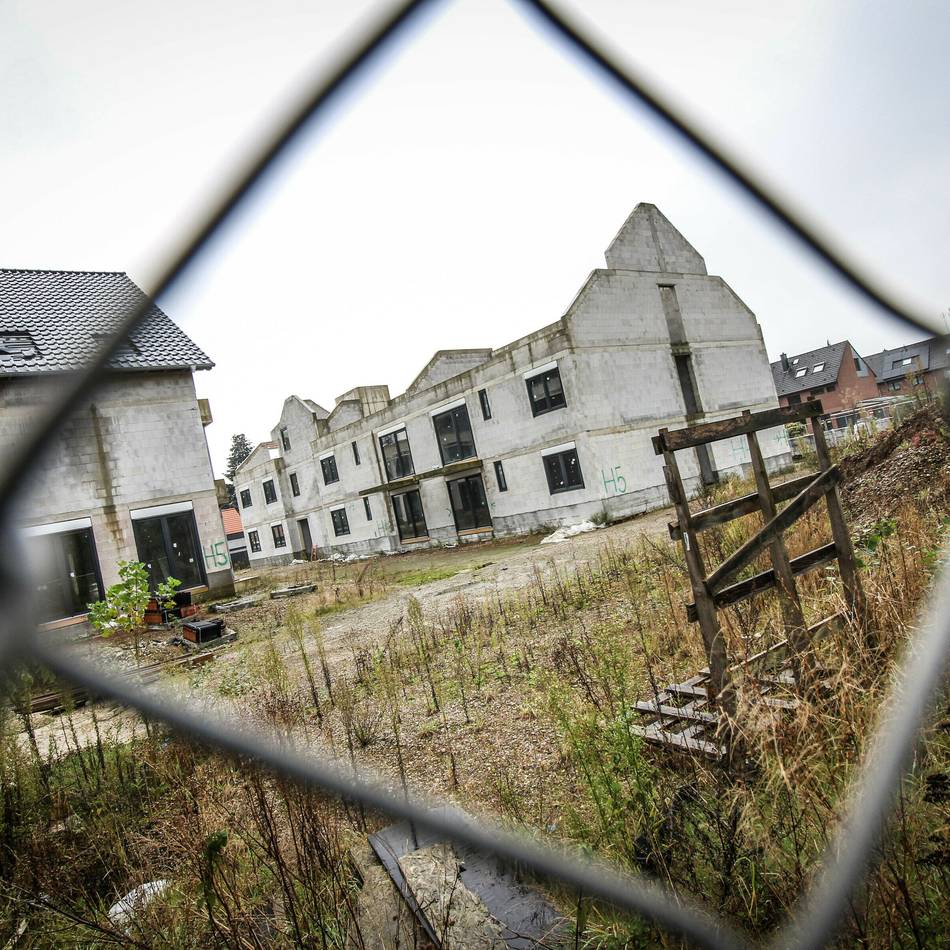 Kaufvertrag unterzeichnet: Neuer Investor will halbfertige Häuser von Langwaden retten