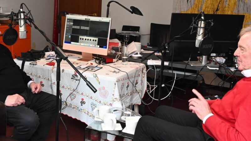 Neuer Podcast „Die Welt ist irre – für viele ein rotes Tuch“: Das Weltgeschehen von Radevormwald aus diskutieren