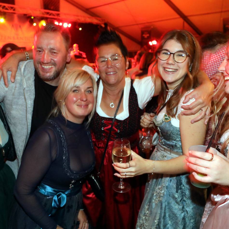 Oktoberfest im Rheinberger Norden: Blau-weiße Stimmung mit 900 Gästen im Borther Festzelt
