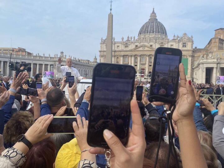 Firmlinge vom Niederrhein in Rom: Trotz Pilgerstau Papst Leo gesehen