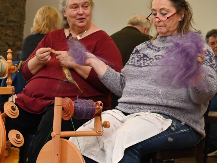 Spinngruppe trifft sich regelmäßig im Radevormwalder Wülfingmuseum: Spinnen in historischer Umgebung
