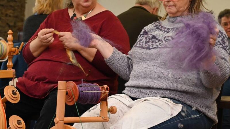 Spinngruppe trifft sich regelmäßig im Radevormwalder Wülfingmuseum: Spinnen in historischer Umgebung