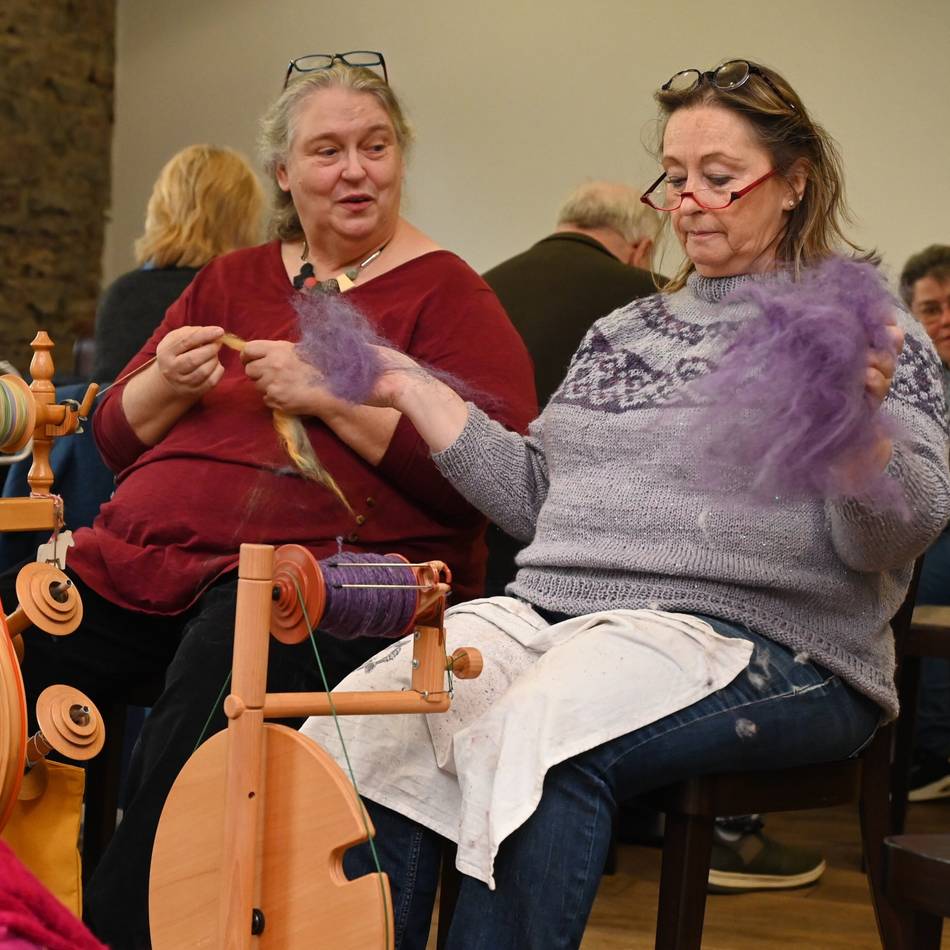 Spinngruppe trifft sich regelmäßig im Radevormwalder Wülfingmuseum: Spinnen in historischer Umgebung