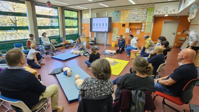 Montanusschule in Hückeswagen: Schulung für die Herz-Druck-Massage erfolgreich gestartet
