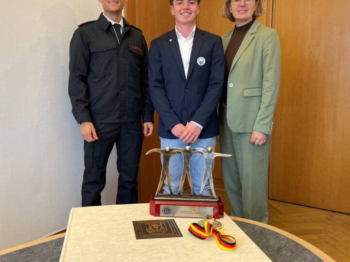 Golfer Fynn Wacker und Extremradler Rick Steffen waren zu Besuch im Rathaus Mettmann: Zwei Spitzensportler tragen sich ins Goldene Buch ein