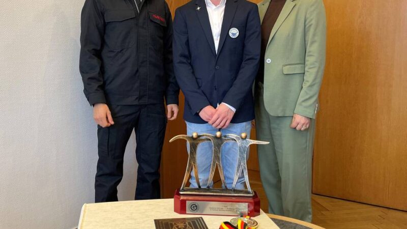 Golfer Fynn Wacker und Extremradler Rick Steffen waren zu Besuch im Rathaus Mettmann: Zwei Spitzensportler tragen sich ins Goldene Buch ein