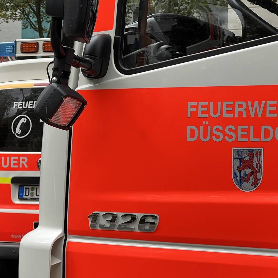 Großeinsatz in Düsseldorf-Gerresheim: Fassadenteile von Haus auf Bürgersteig gefallen