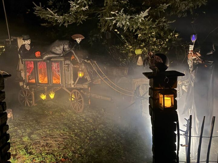 Grusel in Hückeswagen: Der Halloween-Garten von der Bundesstraße