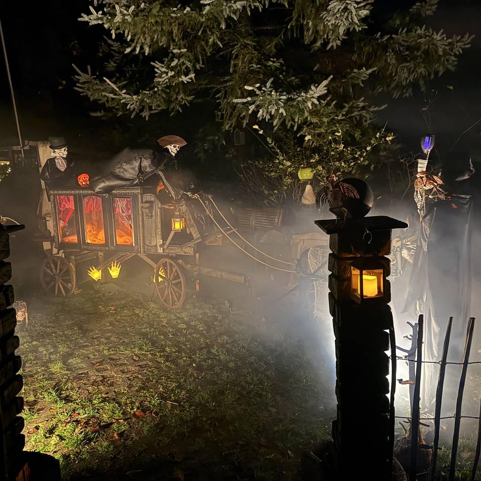 Grusel in Hückeswagen: Der Halloween-Garten von der Bundesstraße