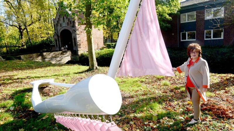 Vorbereitungen für die Laga in Neuss: Kunstinitiative stellt Skulpturen auf Schloss Reuschenberg aus