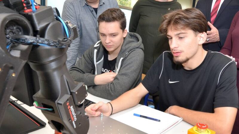 Berufskolleg für Technik und Informatik in Neuss: BTI verfügt über das größte Robotiklabor an einem deutschen Berufskolleg