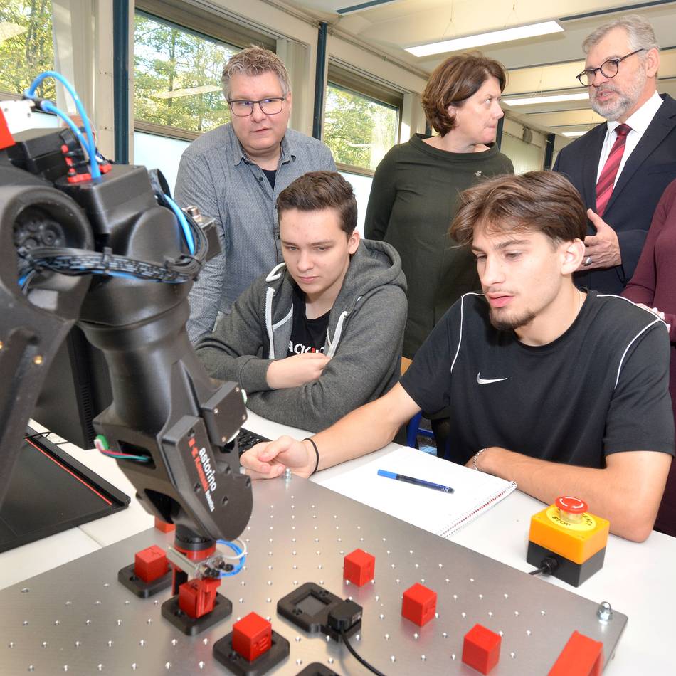 Berufskolleg für Technik und Informatik in Neuss: BTI verfügt über das größte Robotiklabor an einem deutschen Berufskolleg
