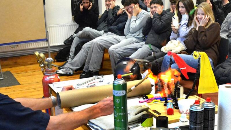 Tag des Wasserstoffs in Neuss: „Das ist Chemie, die begeistert“