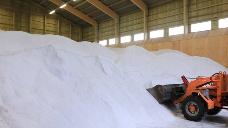 Technische Betriebe Leverkusen sind auf Schnee und Eis vorbereitet: Das weiße Wintergold ist Millionen Jahre alt