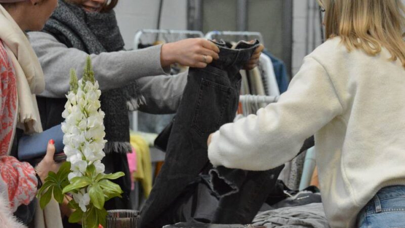 Katt-Flohmarkt in Wermelskirchen: Mädels schenken Kleidung ein zweites Leben