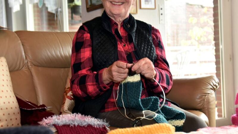 Dormagenerin strickt seit 50 Jahren für Bedürftige: „Ich kann nicht aushalten, wenn ich sie frieren sehe“