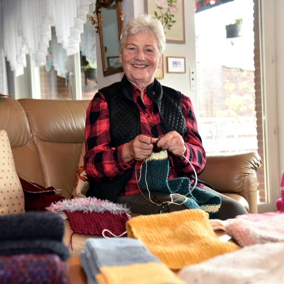 Dormagenerin strickt seit 50 Jahren für Bedürftige: „Ich kann nicht aushalten, wenn ich sie frieren sehe“