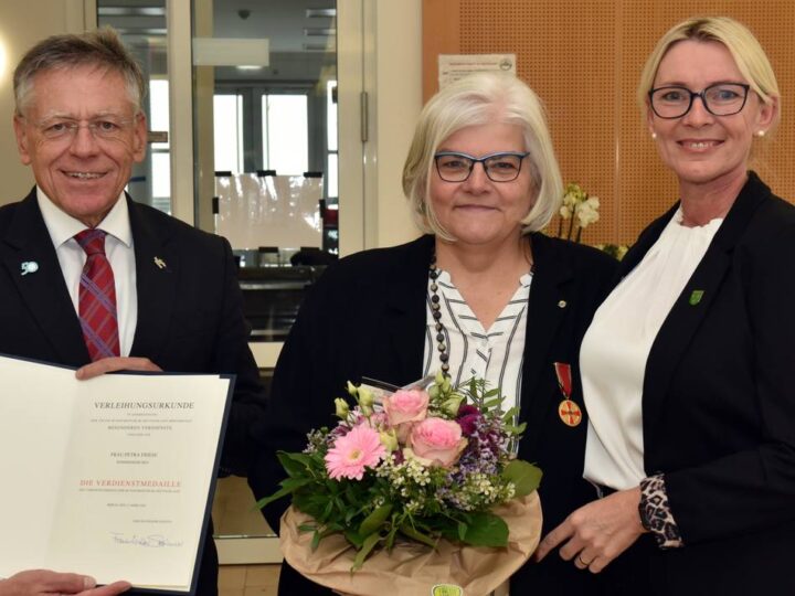 Verleihung im Norbert-Gymnasium Knechtsteden: Einsatz für Sternenkinder mit Bundesverdienstmedaille gewürdigt