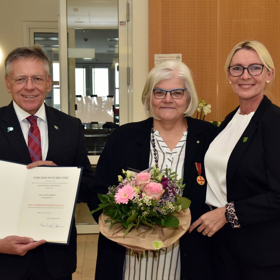 Verleihung im Norbert-Gymnasium Knechtsteden: Einsatz für Sternenkinder mit Bundesverdienstmedaille gewürdigt