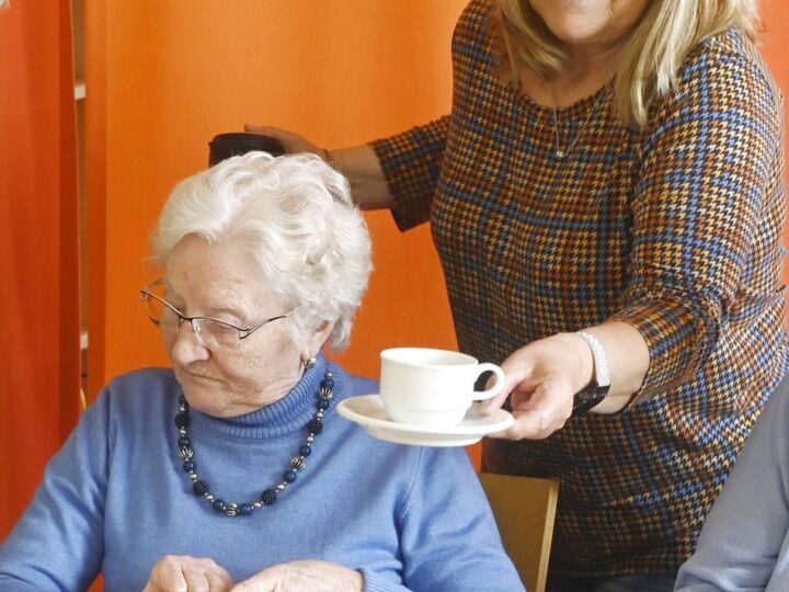 Herzliche Hände in Dormagen gesucht: Caritas sucht Ehrenamtliche fürs „Café Nostalgie“