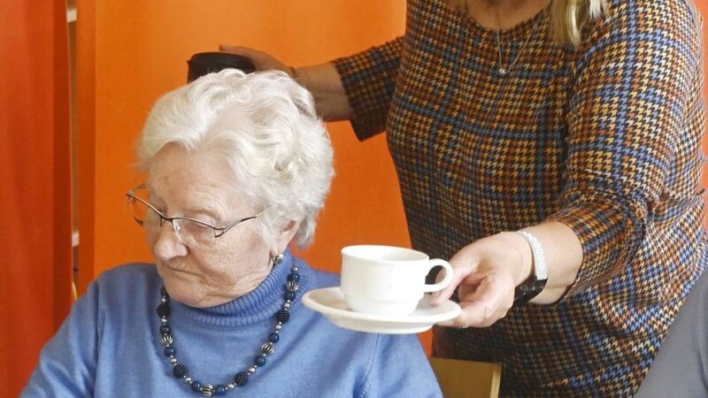 Herzliche Hände in Dormagen gesucht: Caritas sucht Ehrenamtliche fürs „Café Nostalgie“