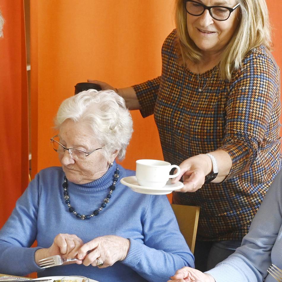 Herzliche Hände in Dormagen gesucht: Caritas sucht Ehrenamtliche fürs „Café Nostalgie“