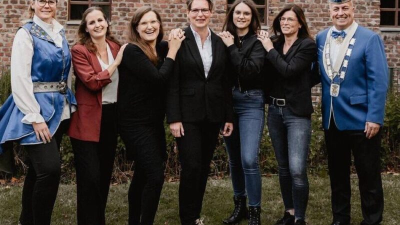 Karnevalsauftakt in Lövenich: Prinzessin Kerstin II. führt die Hoppesäck durch die Session