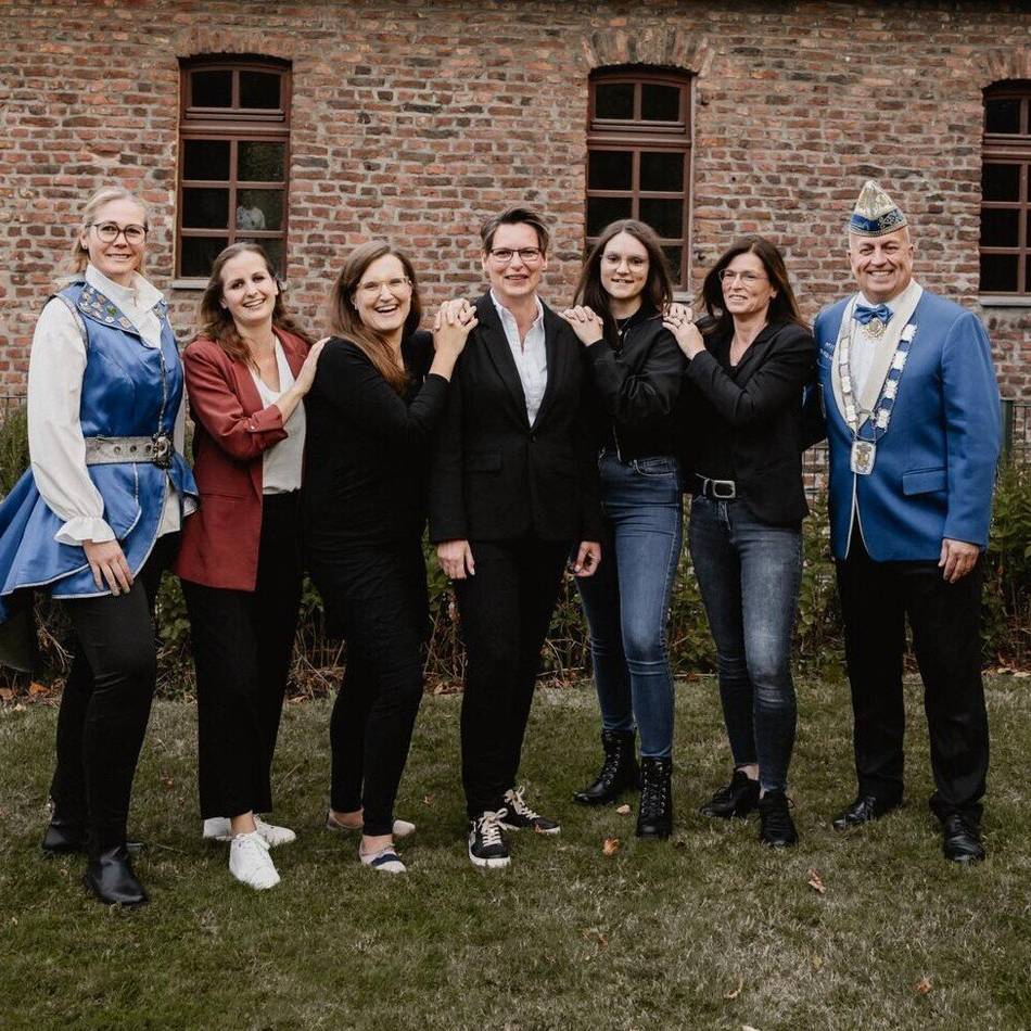 Karnevalsauftakt in Lövenich: Prinzessin Kerstin II. führt die Hoppesäck durch die Session