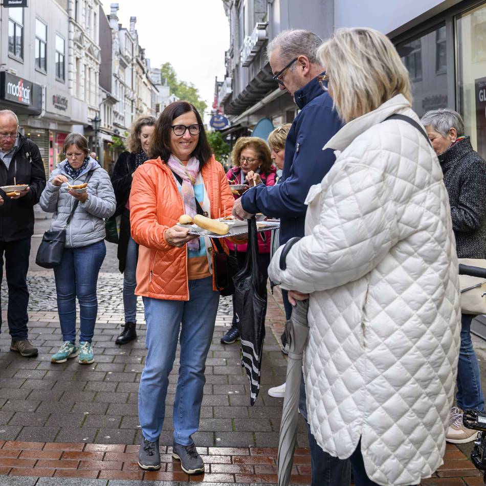 So funktioniert die Führung mit Leckerbissen in Neuss: Ein Dinner geht auch zu Fuß