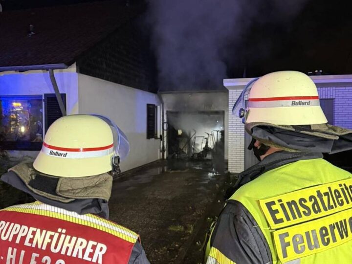 Einsatz in Büttgen: Feuerwehr löscht brennende Garage