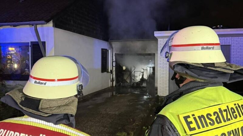 Einsatz in Büttgen: Feuerwehr löscht brennende Garage