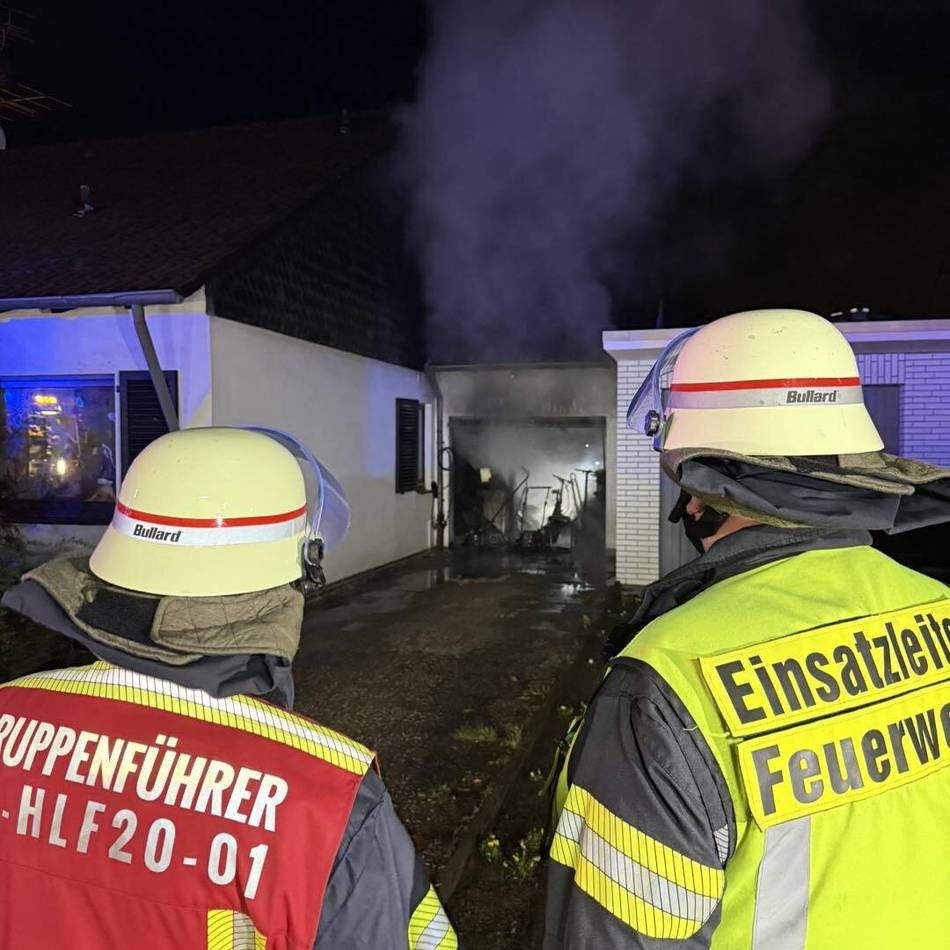 Einsatz in Büttgen: Feuerwehr löscht brennende Garage