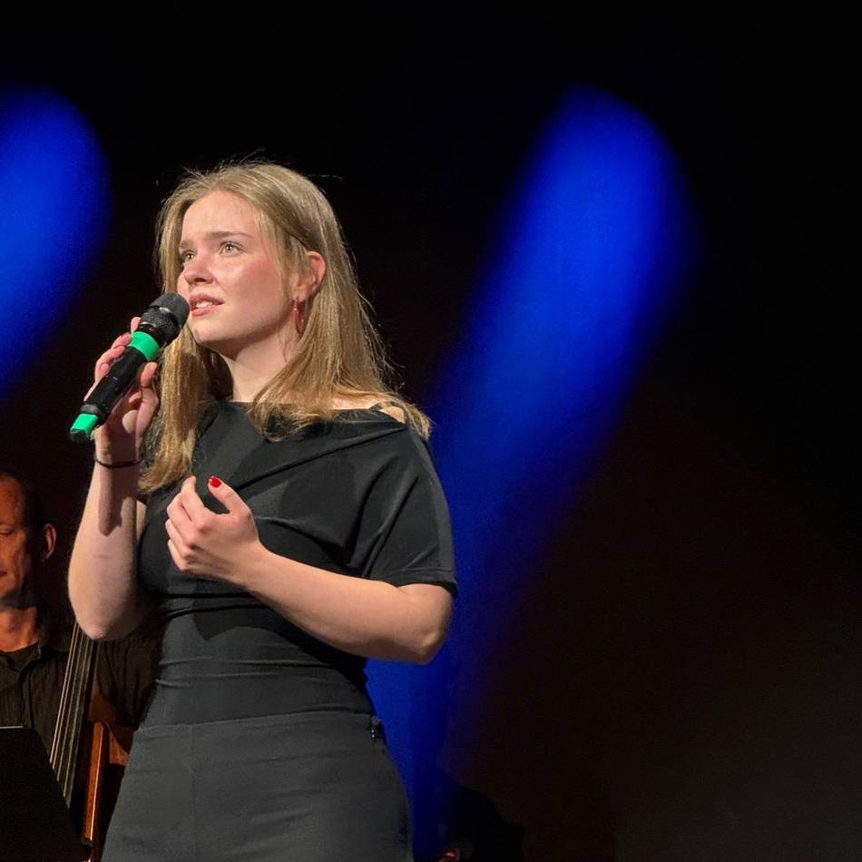 „Voices On Stage“: Musikschule Monheim feiert stimmgewaltiges Konzert im Sojus 7