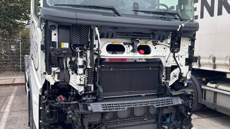 Diebstahl auf Firmengelände in Korschenbroich: Täter demontieren Motorhauben, Radarsensoren und Sicherheitssysteme