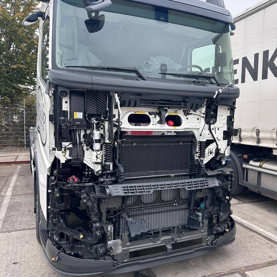 Diebstahl auf Firmengelände in Korschenbroich: Täter demontieren Motorhauben, Radarsensoren und Sicherheitssysteme