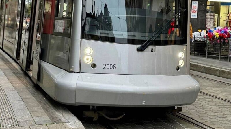 Unfall in der Innenstadt: Straßenbahn springt in Neuss aus dem Gleis