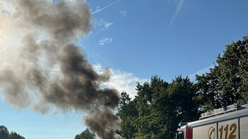 A3 bei Dinslaken: Auto brennt auf der Autobahn komplett aus