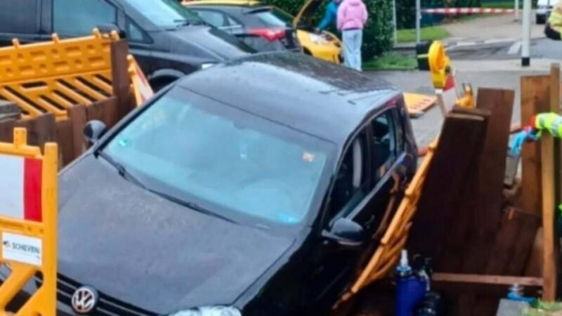 Ungewöhnlicher Einsatz für Hildener Feuerwehr: Auto stürzt in drei Meter tiefe Baugrube