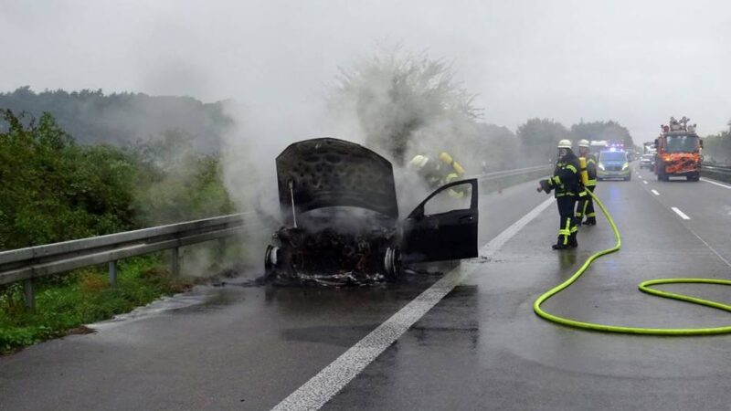 Insassen bleiben unverletzt: Feuerwehr Sonsbeck löscht Fahrzeugbrand auf der Autobahn
