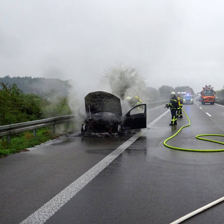 Insassen bleiben unverletzt: Feuerwehr Sonsbeck löscht Fahrzeugbrand auf der Autobahn