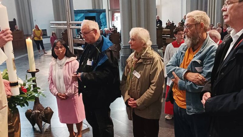 Gedenkgottesdienst im Dom: Berliner bekommen das „Licht von Xanten“