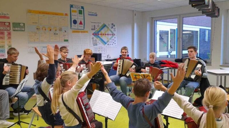 Jahreskonzert des Akkordeonorchesters Veen: Musik und Tanz zum Gedenktag