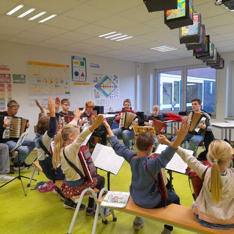 Jahreskonzert des Akkordeonorchesters Veen: Musik und Tanz zum Gedenktag